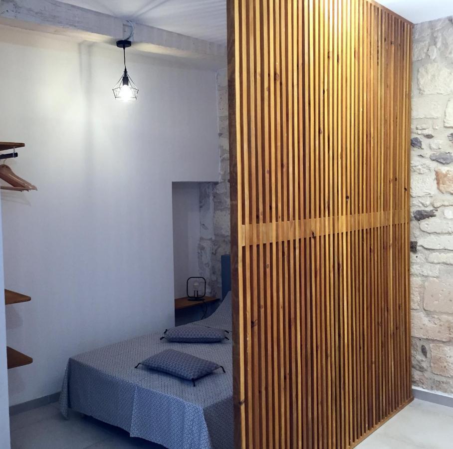Studio Climatise, La Cloison อาร์ลส์ ภายนอก รูปภาพ